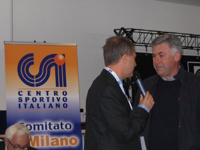 Carlo Ancelotti, allenatore del Milan, premia Recalcati.